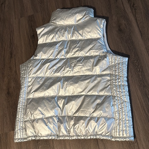 Women’s XL Old Navy Silver Matte Metallic Puffer Vest - Picture 3 of 3